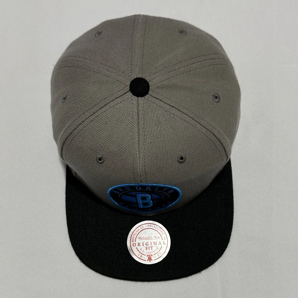 Mitchell & Ness Brooklyn New York Gray and Black Snapback Cap Basketball